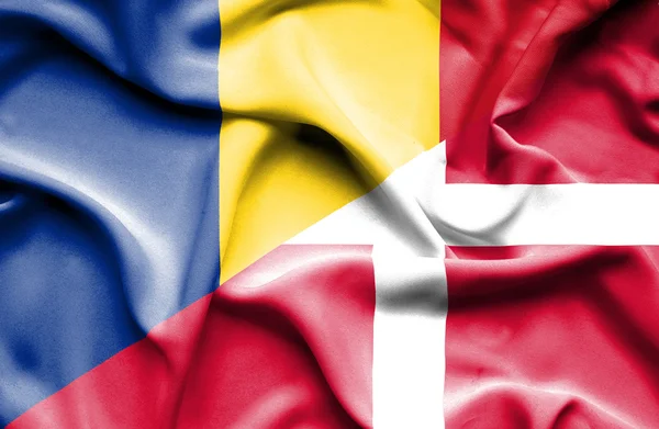 Wapperende vlag van Denemarken en Roemenië — Stockfoto
