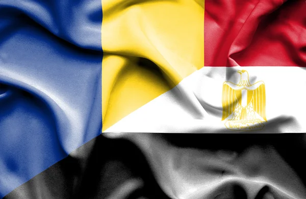Mısır ve Romanya bayrağı sallayarak — Stok fotoğraf