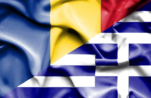 Bandiera sventolante di Grecia e Romania — Foto Stock