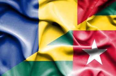 togo ve Romanya bayrağı sallayarak