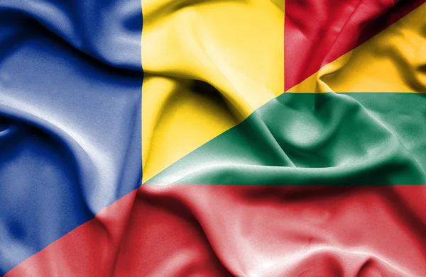 Wapperende vlag van Litouwen en Roemenië — Stockfoto