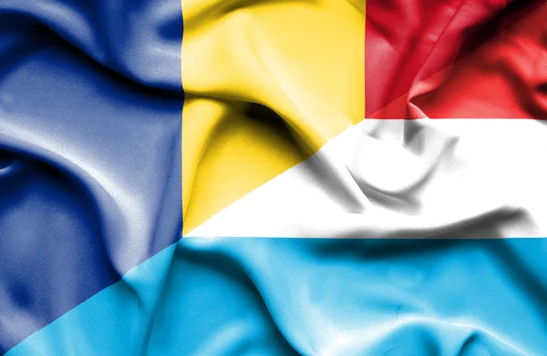 Mávání vlajkou Lucemburska a Rumunska — Stock fotografie