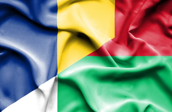 Vlající vlajka Madagaskaru a Rumunska — Stock fotografie
