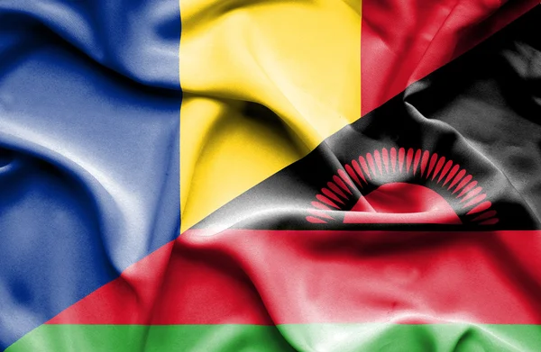Bandera ondeante de Malawi y Rumanía — Foto de Stock
