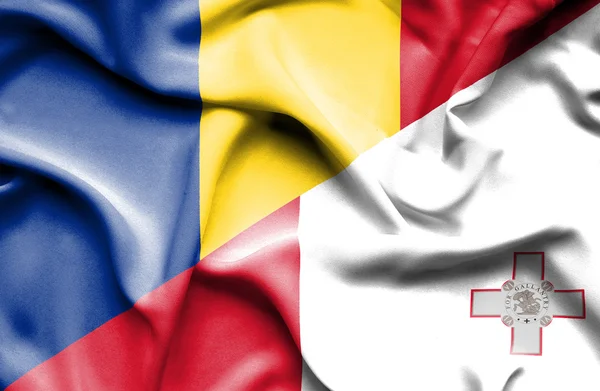 Vlající vlajka Malty a Rumunska — Stock fotografie