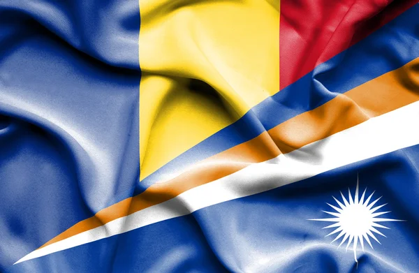 Флаг Маршалловых островов и Румынии — стоковое фото