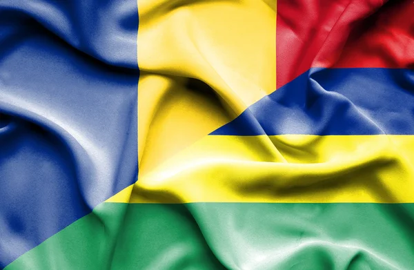 毛里求斯和罗马尼亚那飘扬的旗帜 — 图库照片