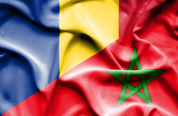 Wapperende vlag van Marokko en Roemenië — Stockfoto