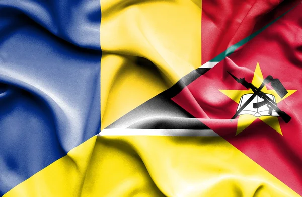 Viftande flagga Moçambique och Rumänien — Stockfoto