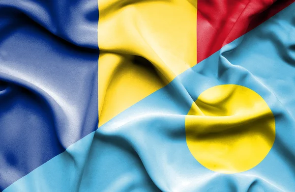 Palau ve Romanya bayrağı sallayarak — Stok fotoğraf
