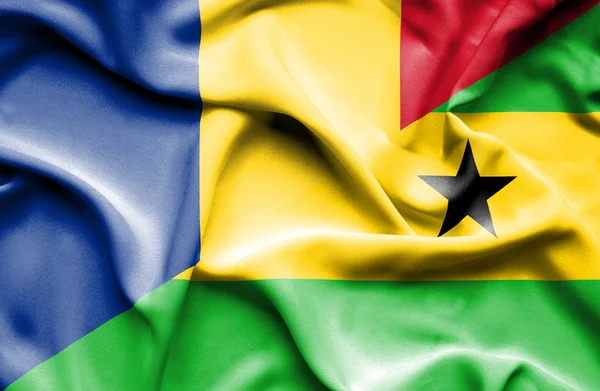 Wapperende vlag van sao Tomé en principe en Roemenië — Stockfoto