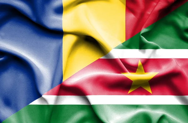 Flagge Surinams und Rumäniens schwenken — Stockfoto