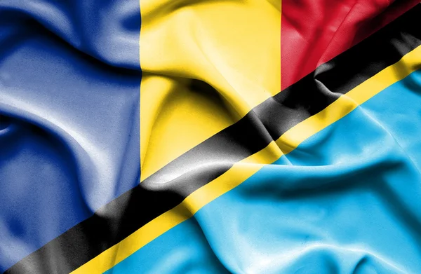Bandiera sventolante di Tanzania e Romania — Foto Stock