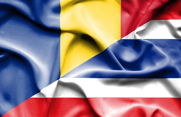 泰国和罗马尼亚那飘扬的旗帜 — 图库照片
