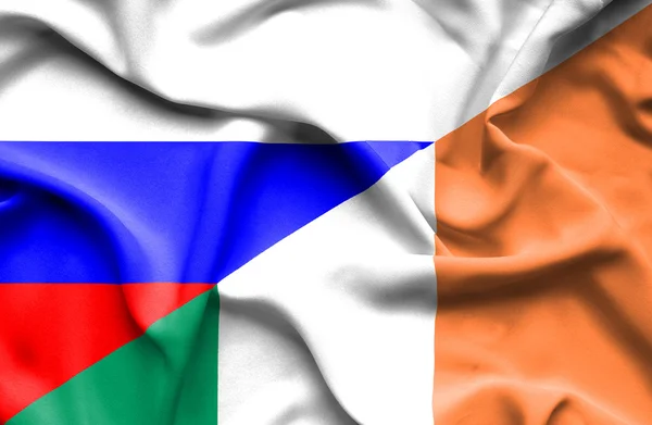 Ondeando la bandera de Irlanda y Rusia — Foto de Stock