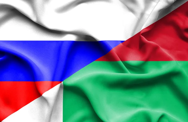 Ondeando la bandera de Madagascar y Rusia — Foto de Stock