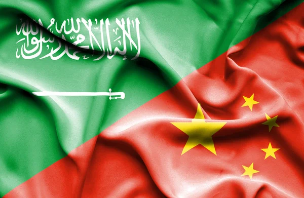 Wapperende vlag van china en Saoedi-Arabië — Stockfoto