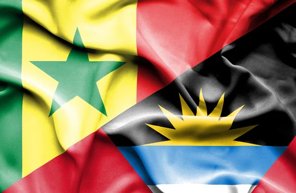 Antigua ve barbuda ve senegal Cumhuriyeti bayrağı sallayarak — Stok fotoğraf