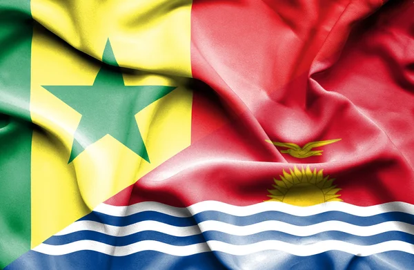 基里巴斯和塞内加尔那飘扬的旗帜 — 图库照片