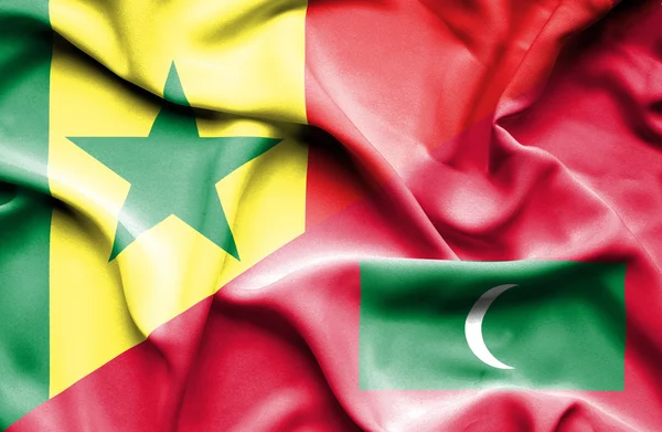 モルディブ、セネガルの旗を振っています。 — ストック写真