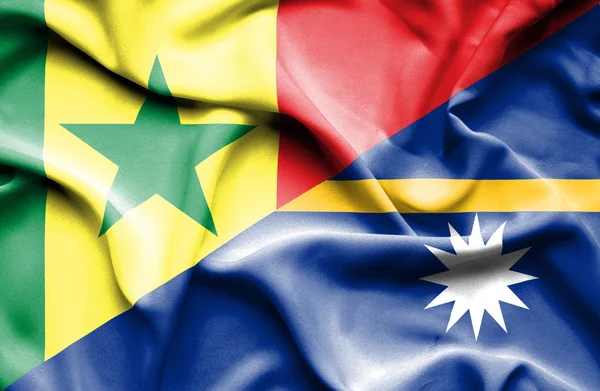 那飘扬的旗帜，瑙鲁和塞内加尔 — 图库照片