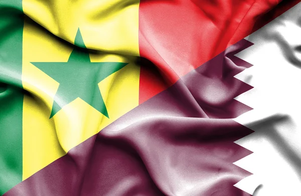 Katar ve senegal Cumhuriyeti bayrağı sallayarak — Stok fotoğraf