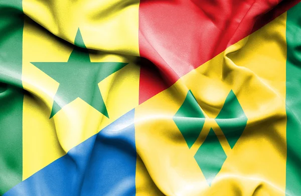 Saint vincent ve Grenadinler ve senegal Cumhuriyeti bayrağı sallayarak — Stok fotoğraf