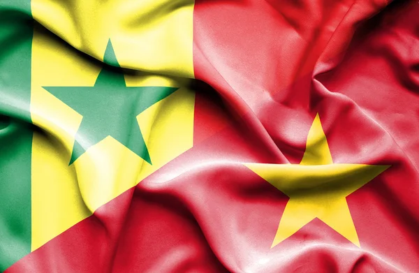 Sventolando bandiera del Vietnam e del Senegal — Foto Stock