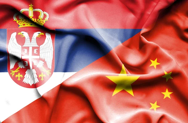 Vlající vlajka Číny a Srbsko — Stock fotografie