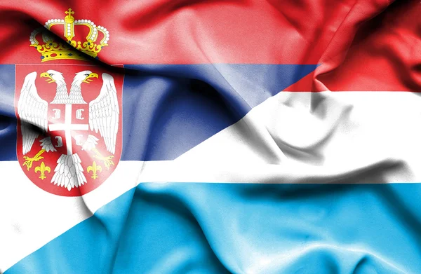 Bandeira ondulada do Luxemburgo e da Sérvia — Fotografia de Stock