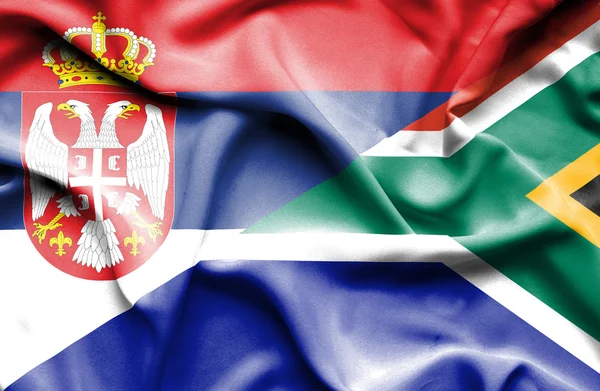 Розмахуючи прапором Південної Африки і Сербії — стокове фото