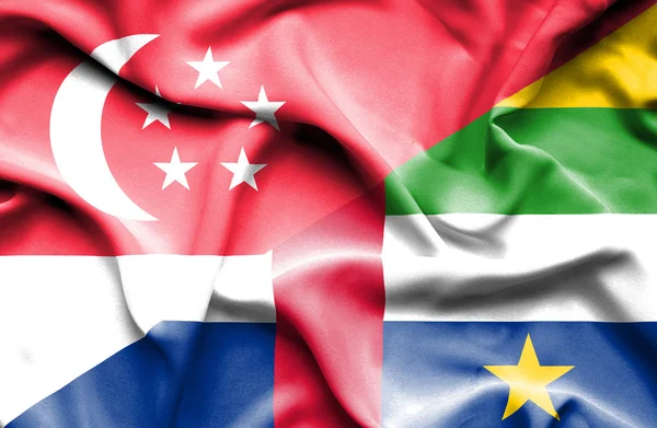 Keski-Afrikan tasavallan ja Singaporen lipun heiluttaminen — kuvapankkivalokuva