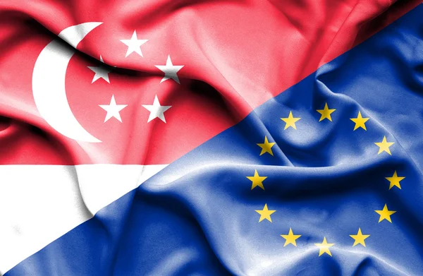 Bandera ondeante de la Unión Europea y Singapur — Foto de Stock