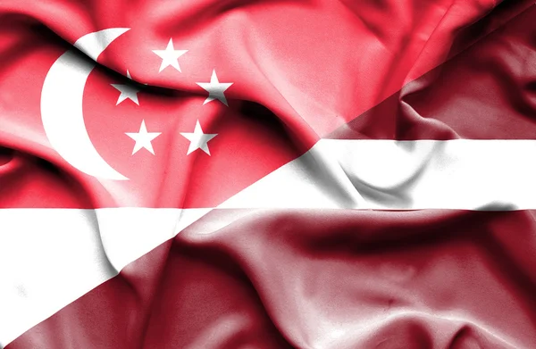 拉脱维亚和新加坡那飘扬的旗帜 — 图库照片