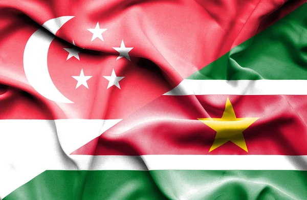 Sventolando bandiera del Suriname e Singapore — Foto Stock