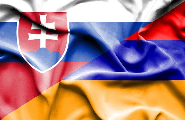 Flagge von Armenien und der Slowakei schwenkend — Stockfoto