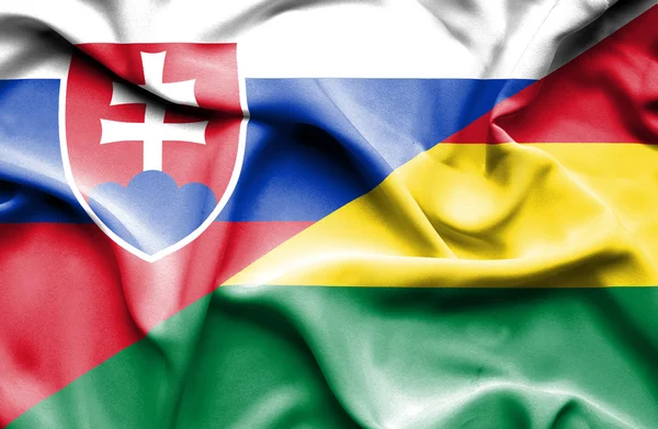Mávání vlajky Bolívie a Slovenska — Stock fotografie