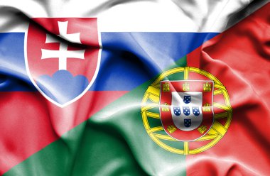 Portekiz ve Slovakya bayrağı sallayarak