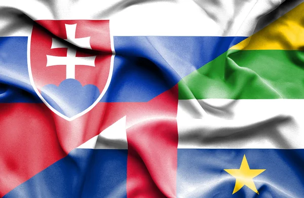 Flagge der Zentralafrikanischen Republik und der Slowakei geschwenkt — Stockfoto