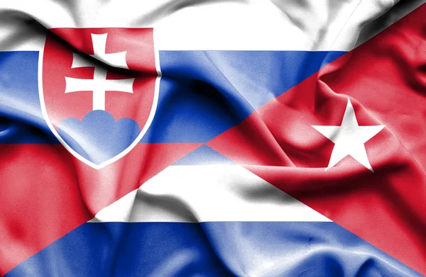 Wapperende vlag van cuba en Slowakije — Stockfoto