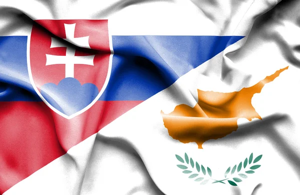 キプロス、スロバキアの旗を振っています。 — ストック写真