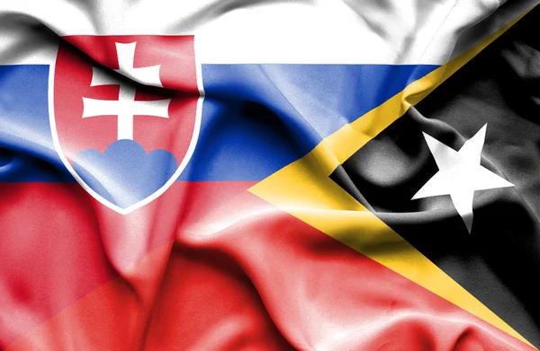 Flagge von Osttimor und der Slowakei schwenken — Stockfoto
