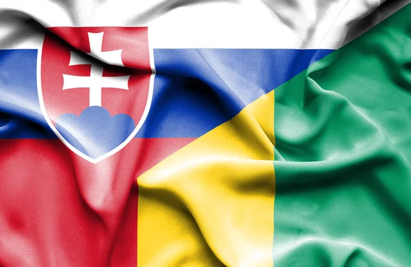Flagge von Guinea und der Slowakei schwenken — Stockfoto