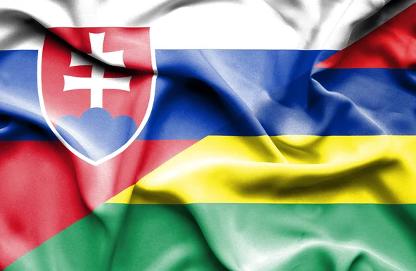 Flagge von Mauritius und der Slowakei schwenkend — Stockfoto