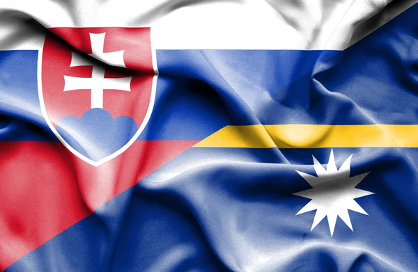 Viftande flagga nauru och Slovakien — Stockfoto