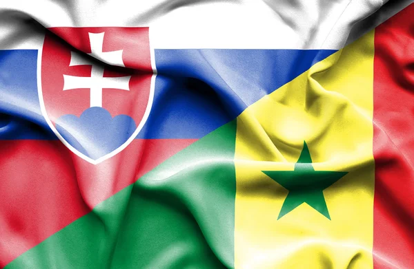 Flagge des Senegal und der Slowakei schwenken — Stockfoto