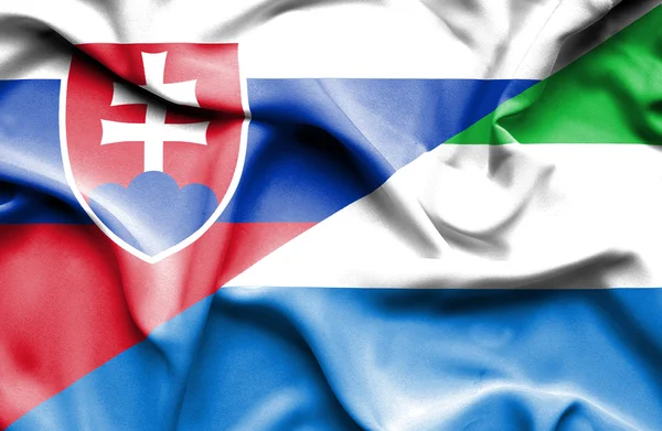 Wapperende vlag van sierra leone en Slowakije — Stockfoto