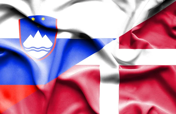 デンマーク、スロベニアの旗を振っています。 — ストック写真