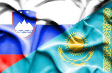 Kazakistan ve Slovenya bayrağı sallayarak