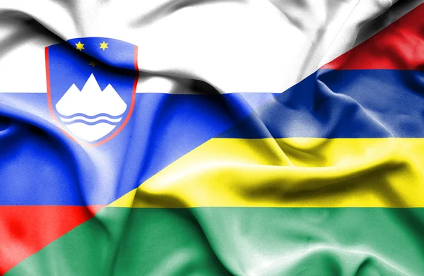 Flagge von Mauritius und Slowenien schwenkend — Stockfoto